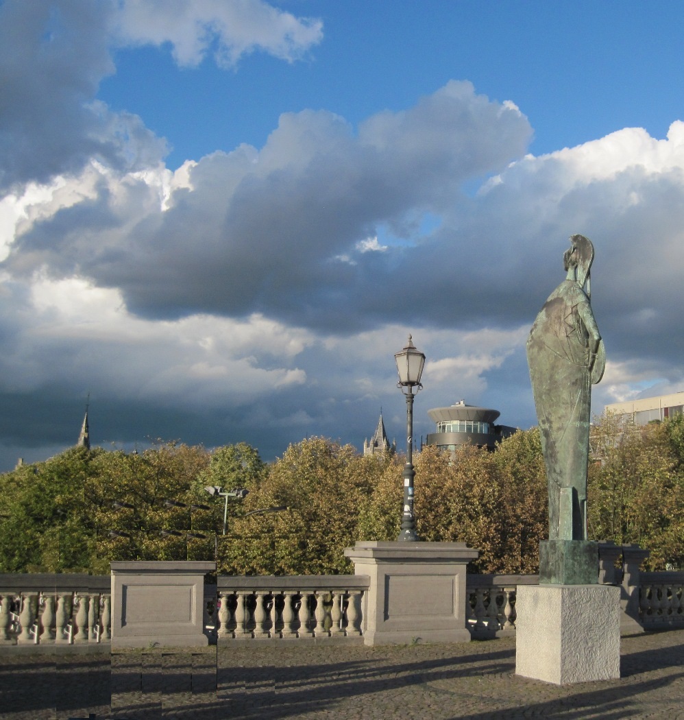 24-Anversa- Siluetta della statua di Minerva, dea della saggezza e della scienza, realizzata da Marcello Mascherini(si affaccia a nord verso il porto di Anversa